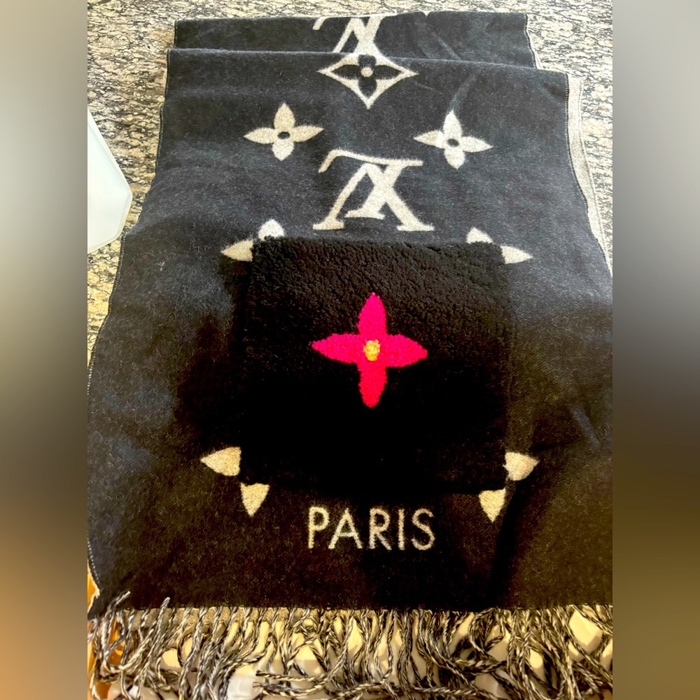 LV SCARF charcoal gray
